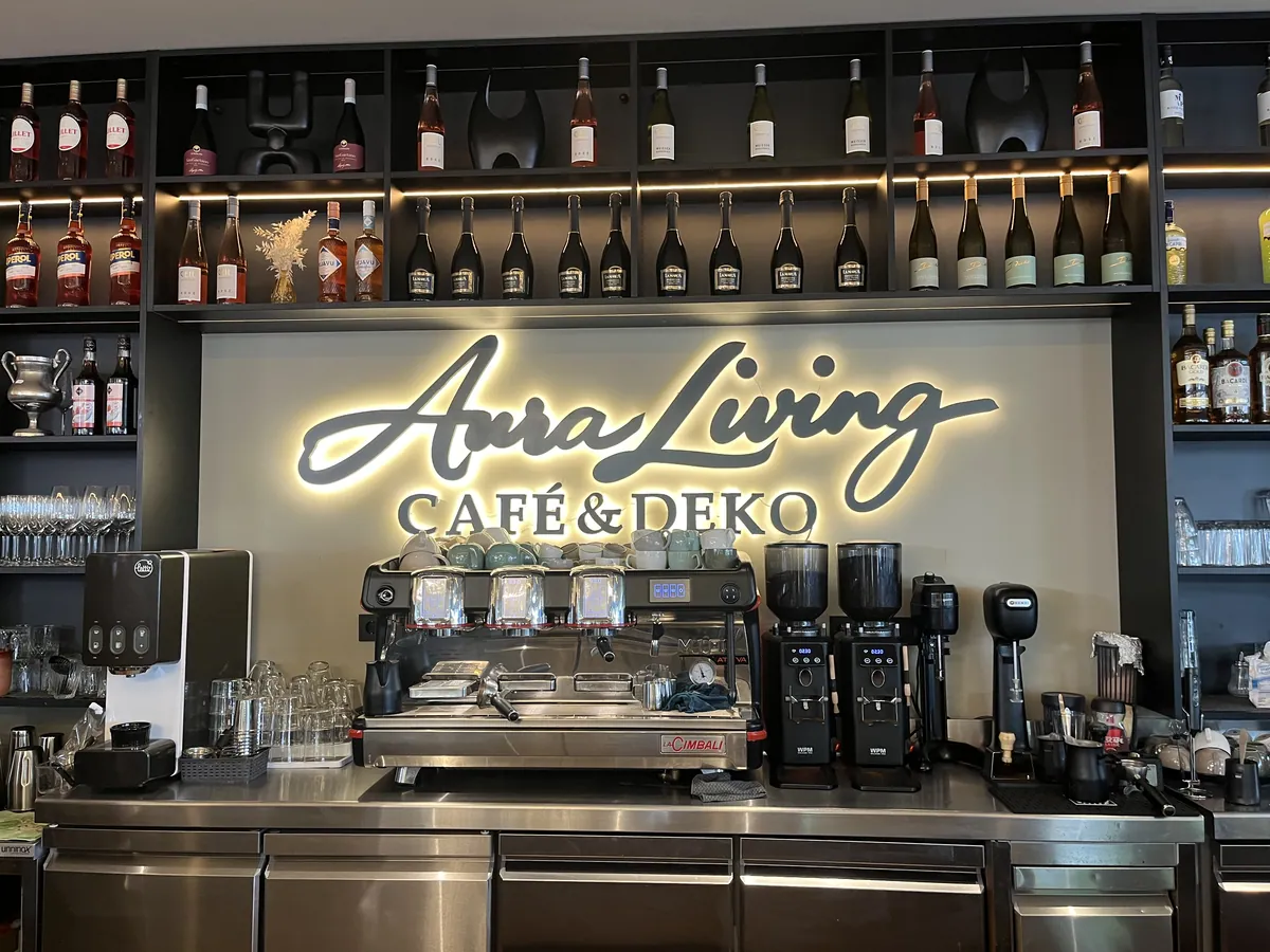 Bar von Aura Living mit beleuchtetem Schriftzug